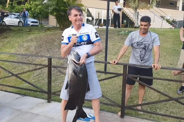 Frota sobre Bolsonaro pescar tambaqui: “Faltou o Queiroz”