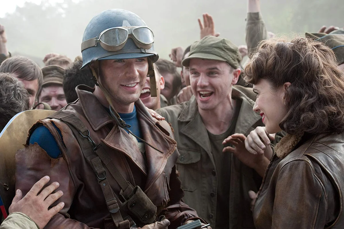 <b>Capitão América: O Primeiro Vingador (2011)</b>, de Joe Johnston. Pouco importa se a origem de Steve Rogers (Chris Evans) representa a segunda pior bilheteria do MCU (US$ 370 milhões), só à frente de O Incrível Hulk (US$ 263 milhões). O olhar romântico e aventuresco de Joe Johnston (Jumanji, The Rocketeer) casa perfeitamente com uma trama envolvendo reescrita da Segunda Guerra Mundial e jornada de renegado alçado à condição de herói nacional <b>Capitão América: O Primeiro Vingador (2011)</b>, de Joe Johnston. Pouco importa se a origem de Steve Rogers (Chris Evans) representa a segunda pior bilheteria do MCU (US$ 370 milhões), só à frente de O Incrível Hulk (US$ 263 milhões). O olhar romântico e aventuresco de Joe Johnston (Jumanji, The Rocketeer) casa perfeitamente com uma trama envolvendo reescrita da Segunda Guerra Mundial e jornada de renegado alçado à condição de herói nacional