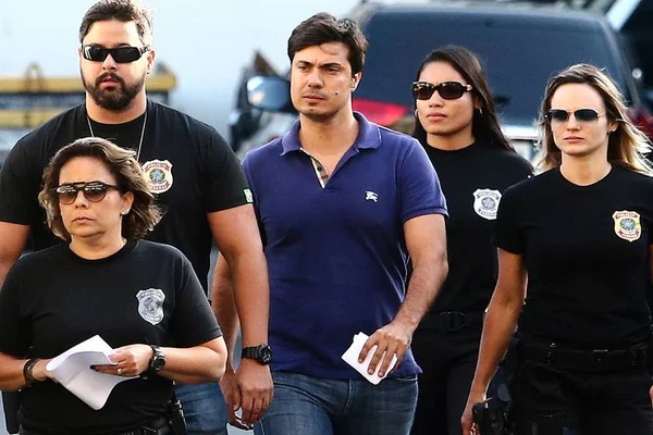 Tribunal bloqueia contas e prorroga temporária do filho de Picciani