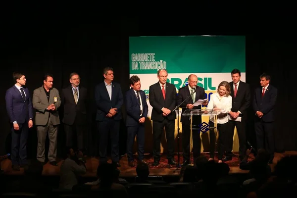 O coordenador da transição e vice-presidente eleito, Geraldo Alckmin, anuncia mais nomes pra transição do novo governo. Ele fala em púlpito ao lado de diversos membros da equipe - Metrópoles