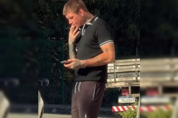 O investigado fumando