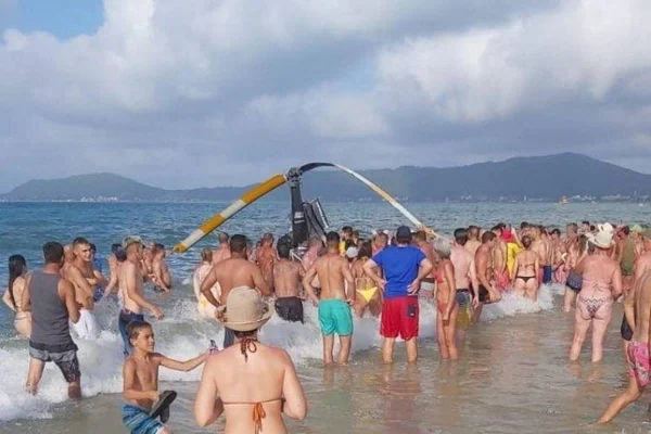 Helicóptero cai em praia de Santa Catarina e deixa quatro feridos