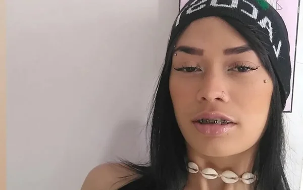 Mary Hellen aparece usando touca preta na cabeça e colar de conchas-Metrópoles