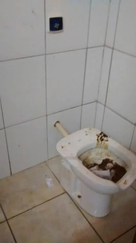 Vídeo mostra situação precária em banheiro de visitantes da Colmeia - imagem 1 Vídeo mostra situação precária em banheiro de visitantes da Colmeia - imagem 1