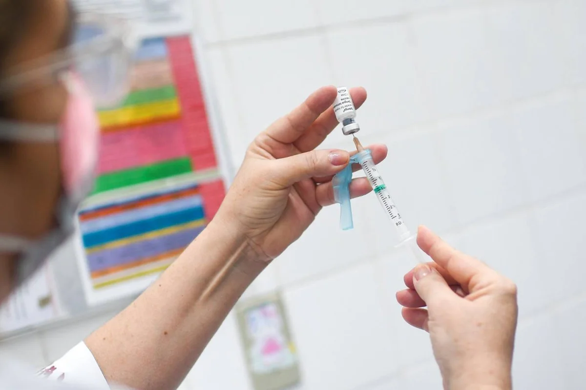 O Distrito Federal recebeu somente 71.708 doses da vacina contra a dengue, 36% das 194 mil esperadas para a primeira remessa O Distrito Federal recebeu somente 71.708 doses da vacina contra a dengue, 36% das 194 mil esperadas para a primeira remessa