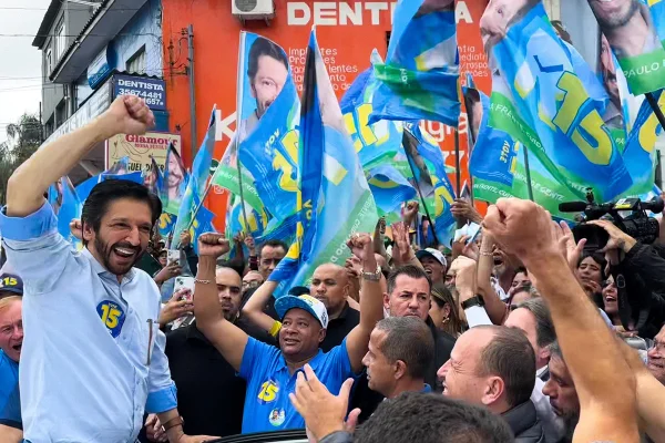 Imagem colorida mostra Ricardo Nunes com multidão de apoiadores - Metrópoles