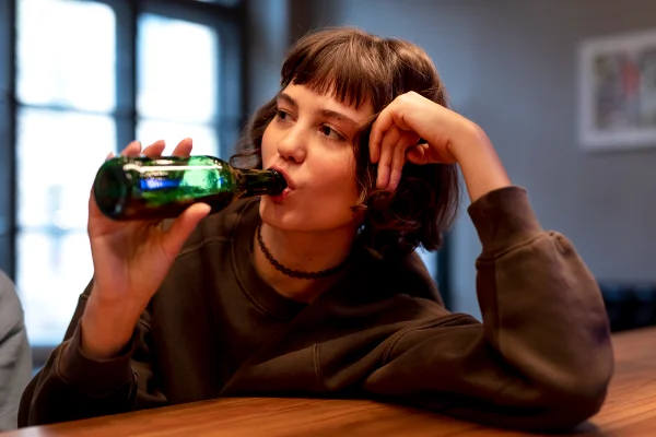 Mulher tomando cerveja- Metrópoles