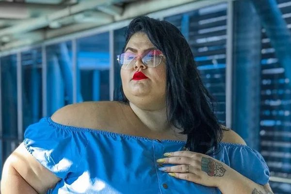 Thais Carla reclama de assentos apertados em avião: “Fiquei entalada”