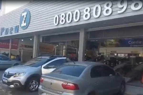 Foto colorida de fachada da rede automotiva Pneu Z, alvo de operação da Polícia Civil - metrópoles