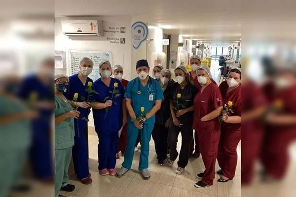 Curado da Covid, paciente emociona profissionais de hospital com carta