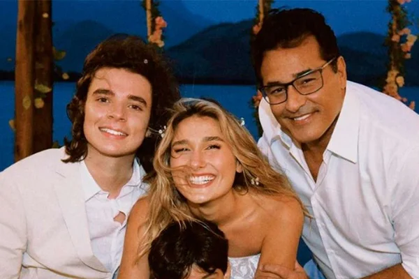Luciano Szafir está de camisa branca e óculos de grau, enquanto Sasha e seu marido, João Figueiredo, estão de camisa branca - Metrópoles