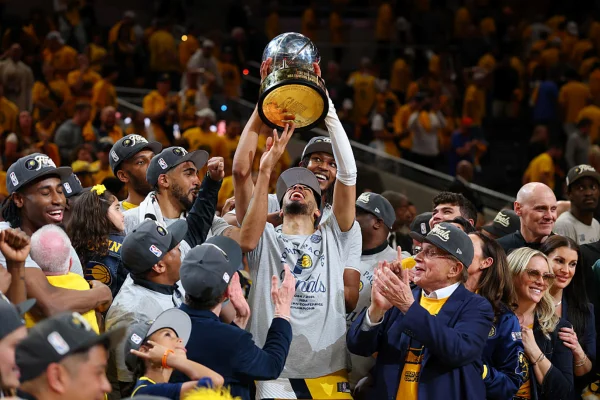 Imagem colorida de duelo entre PAcers e Knicks, na NBA- Metrópoles