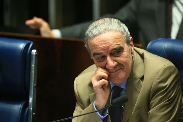 Após troca de ofensas, senadores ouvem testemunha de Dilma