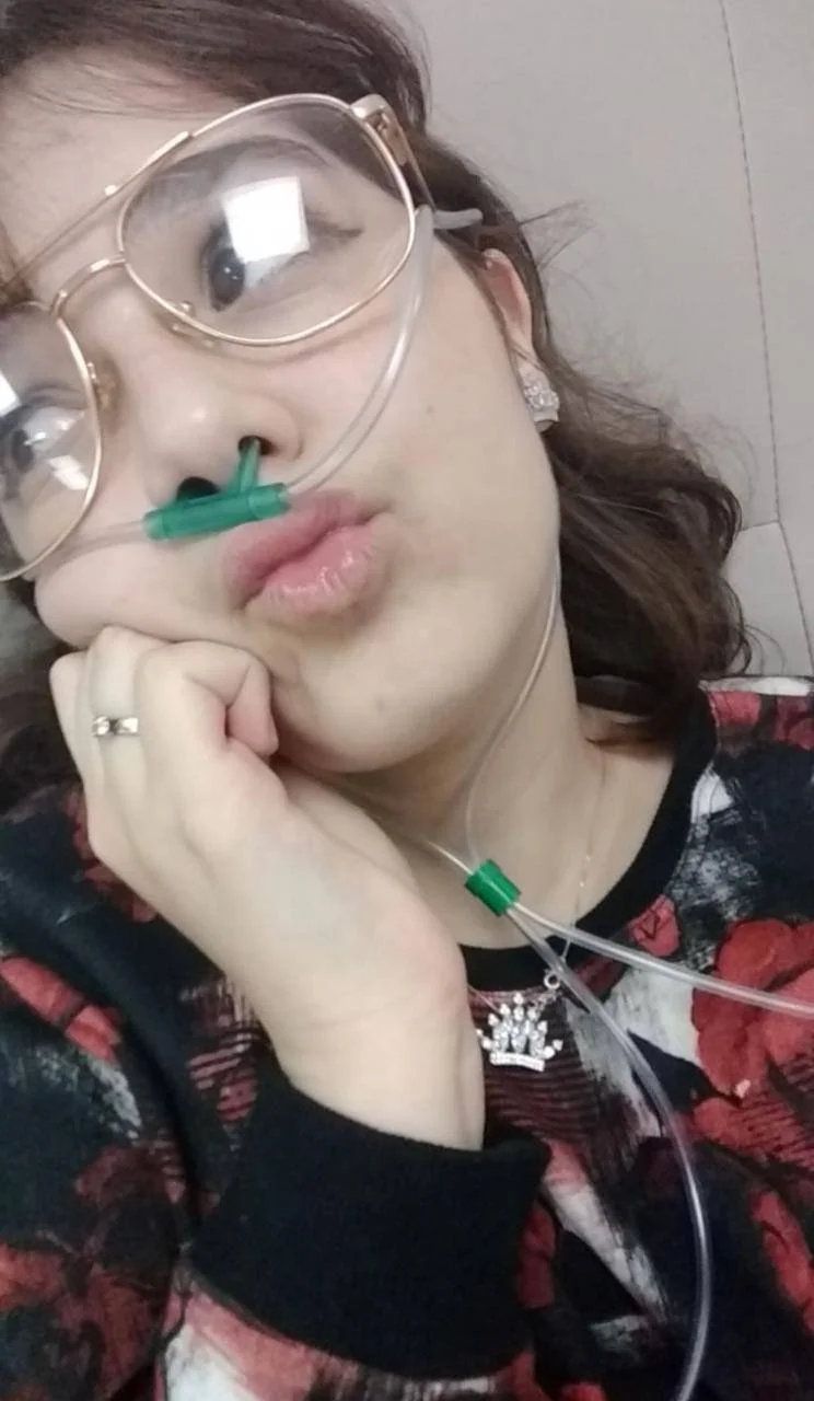 A doença dela fragiliza as articulações e a deixa sem força muscular para se locomover ou se mexer A doença dela fragiliza as articulações e a deixa sem força muscular para se locomover ou se mexer