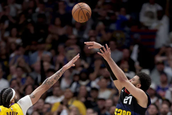 Jamal Murray #27 do Denver Nuggets acerta arremesso no último segundo para virar partida contra o Los Angeles Lakers