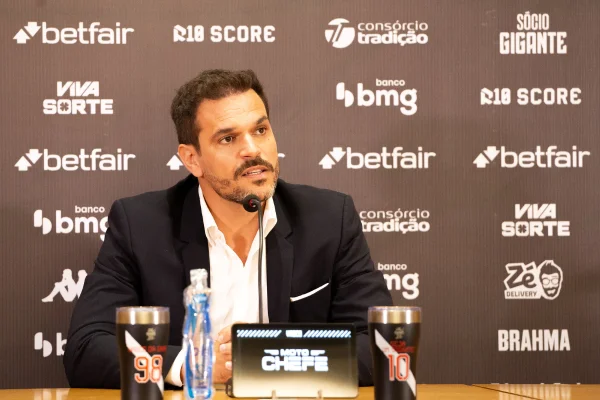 Dirigente do Vasco confirma mais um reforço e fala sobre Vegetti