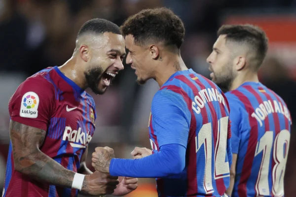 Foto colorida de Philippe Coutinho e Memphis Depay - Metrópoles