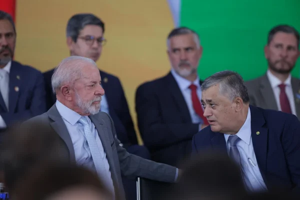 Derrotas e crise com Senado marcam início de Guimarães na articulação