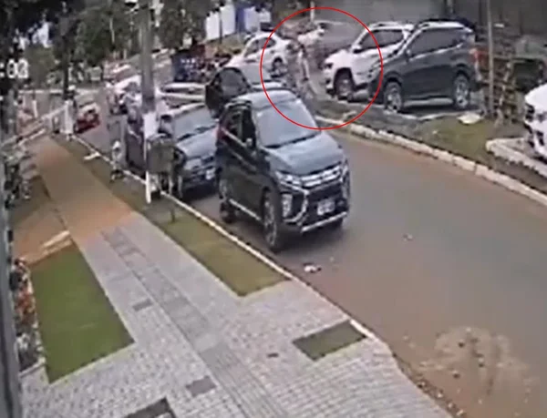 Imagem colorida de câmera de segurança que mostra momento em que filho de ex-juiz de MS é morto a tiros de fuzil - Metrópoles