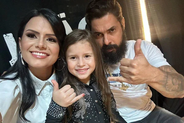 Foto colorida de João Carreiro com a família - Metrópoles