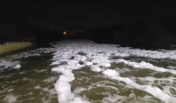 Imagem colorida de reprodução mostra espuma branca em reservatório de Guandu, no Rio de Janeiro