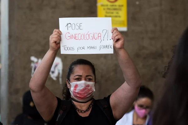 Com cartazes, mulheres pedem “justiça por Mari Ferrer” na Rodoviária