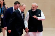 O primeiro-ministro da Índia, Narendra Modi (D), caminha ao lado do presidente da Rússia, Vladimir Putin, durante a Cúpula da Organização para Cooperação de Xangai (OCX) O primeiro-ministro da Índia, Narendra Modi (D), caminha ao lado do presidente da Rússia, Vladimir Putin, durante a Cúpula da Organização para Cooperação de Xangai (OCX)