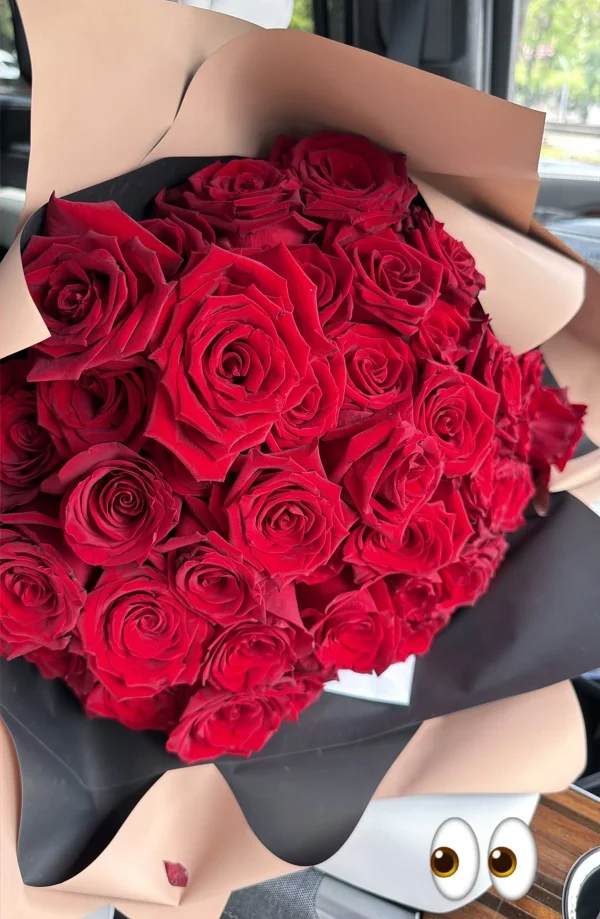 Manu Bahtidão canta sobre dor e reconciliação ao receber flores: “Volta” - destaque galeria Manu Bahtidão canta sobre dor e reconciliação ao receber flores: “Volta” - destaque galeria