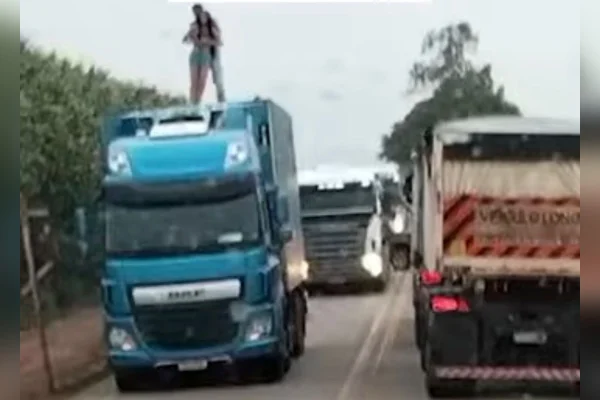 Terror na BR: mulher sobe em caminhão e motoristas entram em pânico