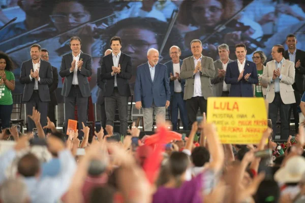 Lula na Praça da antiga estação ferroviária da capital goiana