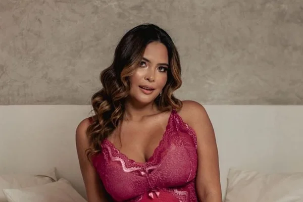 Algemada e só de calcinha, Geisy Arruda recebe elogio inusitado