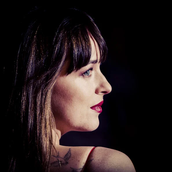 Dakota Johnson faz topless durante filmagem de novo “50 Tons de Cinza”