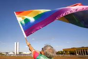 O mês do orgulho também serve como um período para conscientizar a população sobre a importância de combater o preconceito e garantir uma sociedade mais inclusiva e respeitosa