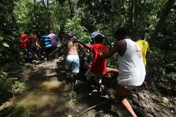 Após queda de helicóptero, 7 corpos são encontrados na Cidade de Deus