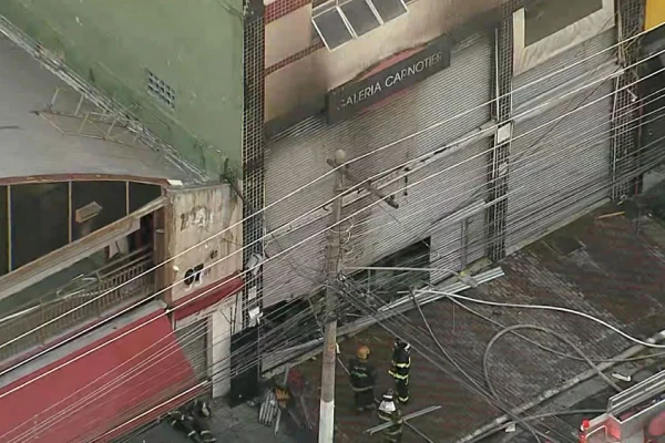 Incêndio atinge prédio comercial em SP