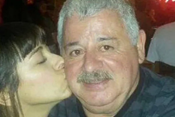 homem mais velho ganha beijo na bochecha de mulher mais nova - metrópoles