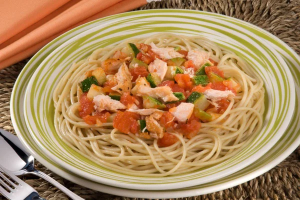 espaguete com salmão e abobrinha