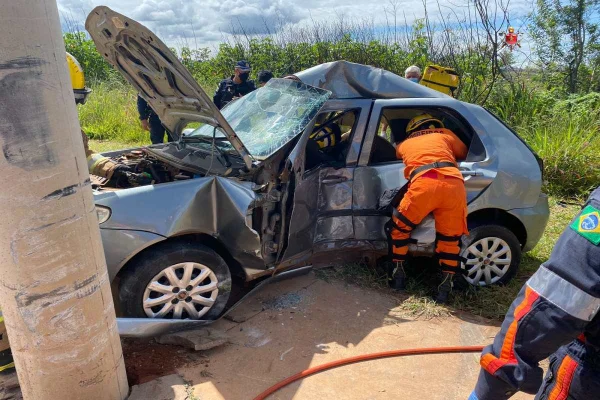 Mulher e crianças ficam feridas após carro colidir com poste no DF
