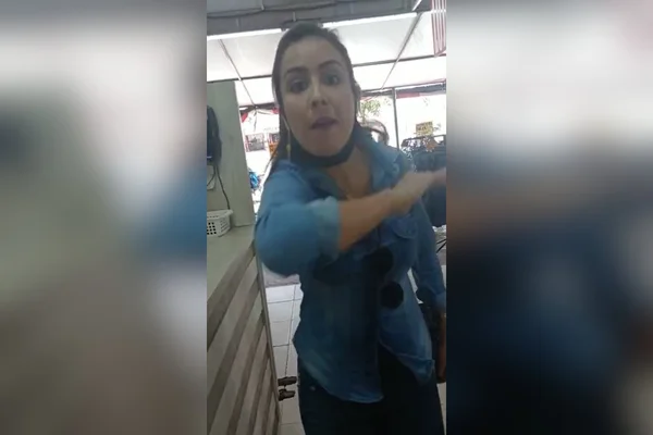 mulher com braço levantado prestes a dar golpe