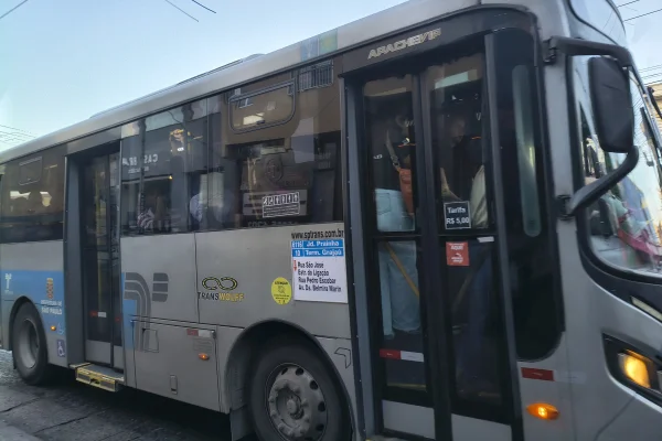Imagem mostra ônibus em SP- Metrópoles