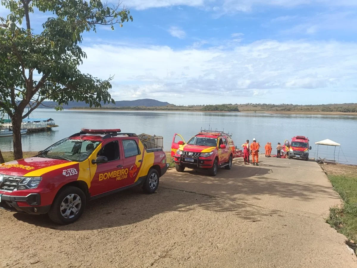 Avião com duas pessoas caiu no Lago Corumbá, em Caldas Novas Avião com duas pessoas caiu no Lago Corumbá, em Caldas Novas