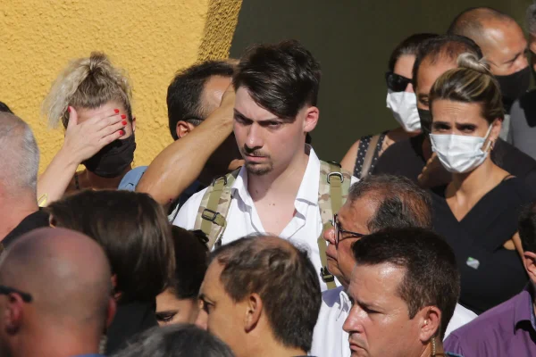 Foto colorida de Jair Renan no velório da mãe de Bolsonaro - Metrópoles