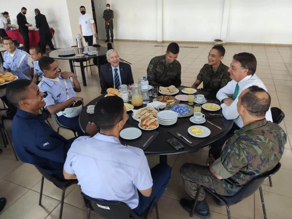 Bolsonaro almoça com soldados da FAB