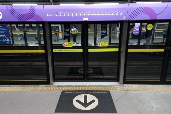 Imagem mostra plataforma de metrô em São Paulo - Metrópoles