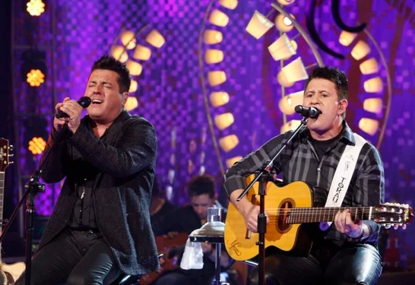 Após bebedeira, Bruno e Marrone fazem show em Brasília