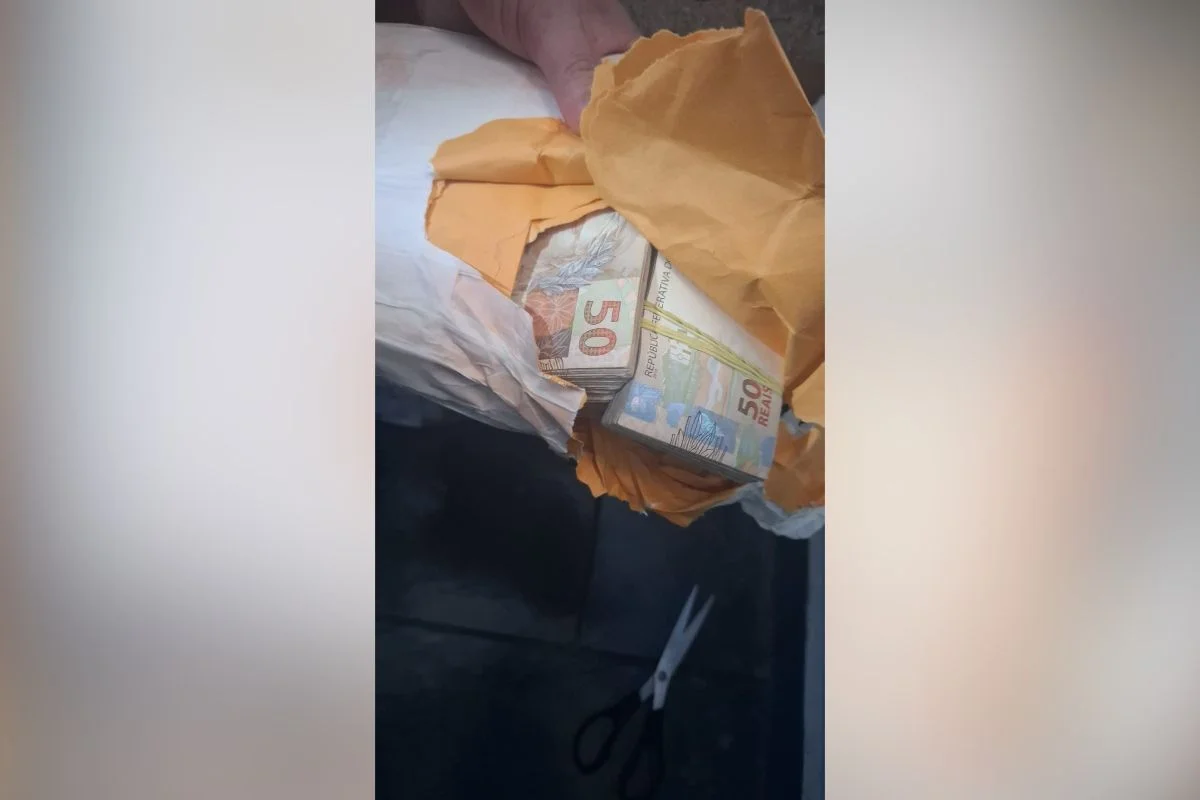Quantia milionária encontrada em puff de delegada Quantia milionária encontrada em puff de delegada