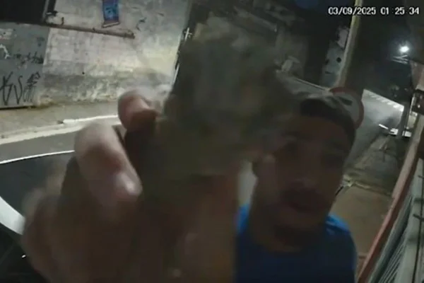 Imagem colorida mostra o Jogador Pedrinho é flagrado durante ataque de fúria na casa da namorada - Metrópoles