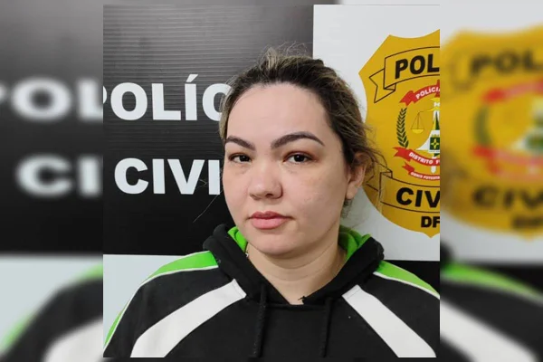 Foto de mulher em carceragem da PCDF