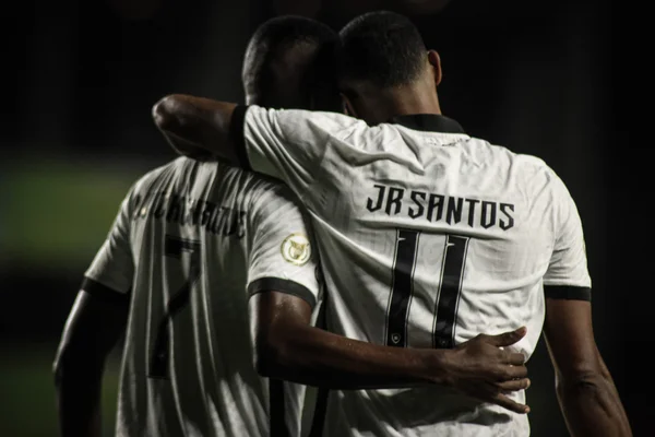 Botafogo bate Grêmio em jogão em Cariacica e é líder do Brasileirão