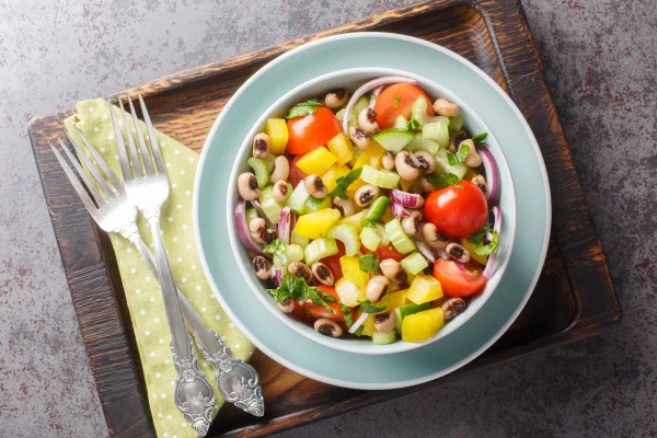 foto colorida prato com receita de salada de feijão fradinho com queijo coalho